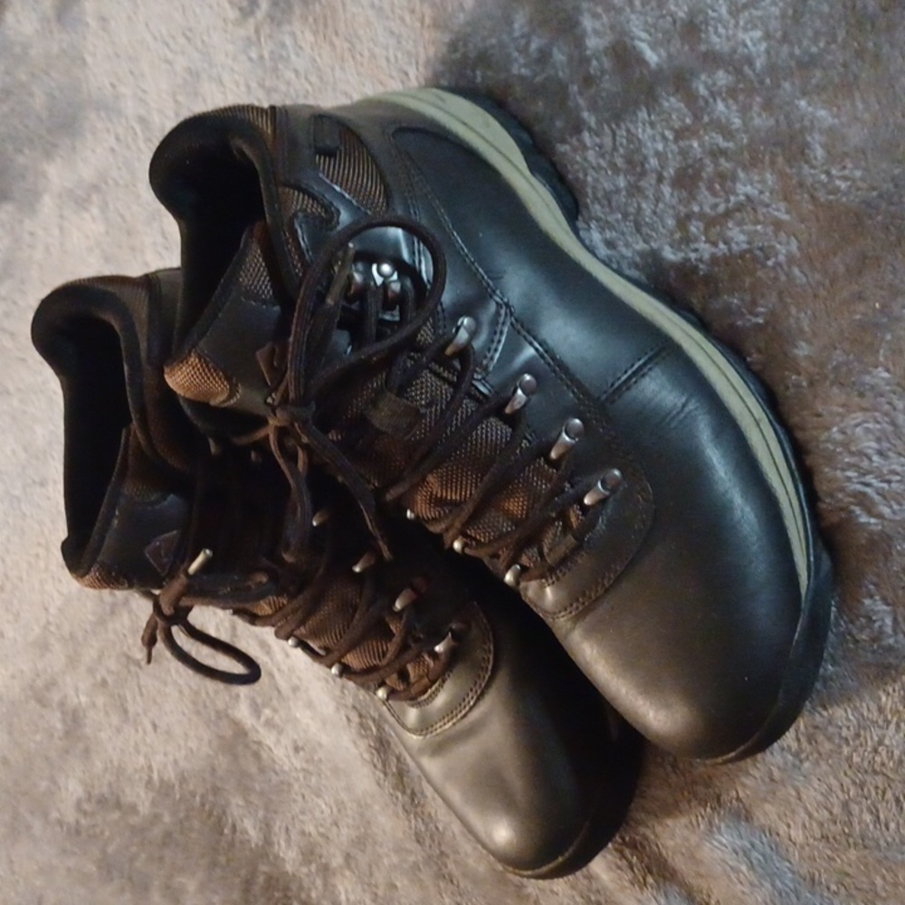 OZARK TRAIL MENS SIZE 8 WATER PROOF HIKING BOOTS